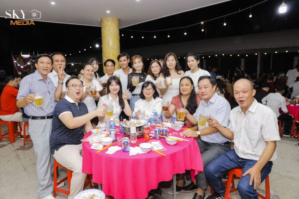 Chup hinh tiệc tất niên tại Phan Thiết