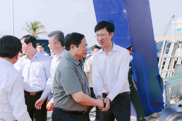 Thủ tướng Nguyễn Xuân Phúc bắt tay đại biểu